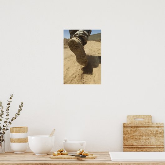 米兵が砂道を歩く ポスター (キッチン)