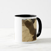 米兵が砂道を歩く マグカップ (正面右)