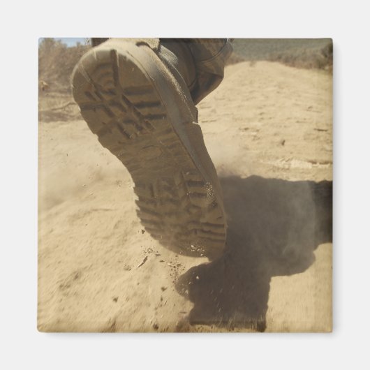 米兵が砂道を歩く マグネット (正面)