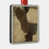 米兵が砂道を歩く メタルオーナメント (右)