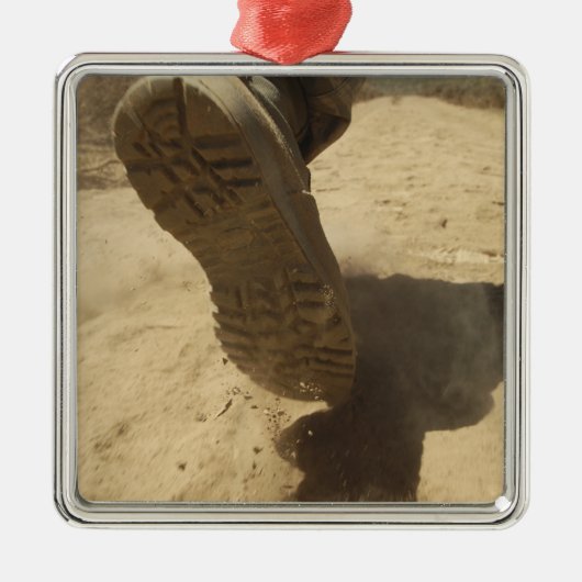 米兵が砂道を歩く メタルオーナメント (正面)