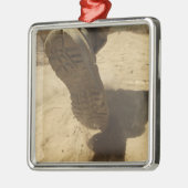 米兵が砂道を歩く メタルオーナメント (左)