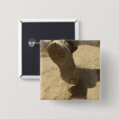 米兵が砂道を歩く 缶バッジ (正面&裏面)