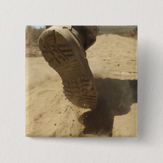 米兵が砂道を歩く 缶バッジ (正面)