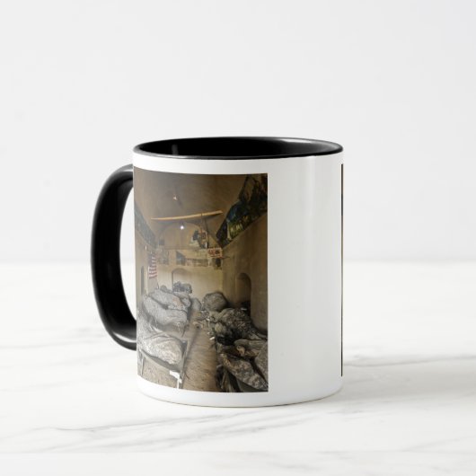 米兵は捨てられた泥の家で眠る マグカップ (正面左)