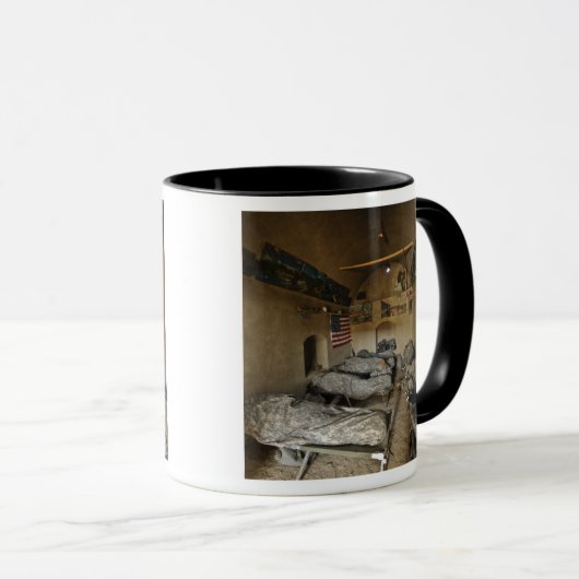 米兵は捨てられた泥の家で眠る マグカップ (正面右)