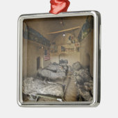 米兵は捨てられた泥の家で眠る メタルオーナメント (左)
