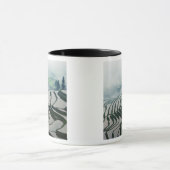 米分野の上の朝の霧 マグカップ (中央)