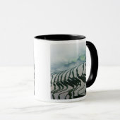 米分野の上の朝の霧 マグカップ (正面右)