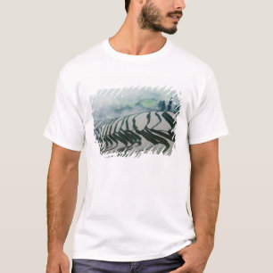 米分野の上の朝の霧 Tシャツ