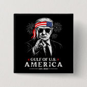 米国おもしろいトランプ湾2025年7月4日 缶バッジ (正面)