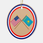 米国およびカザフスタンによって交差させる旗 セラミックオーナメント (左)
