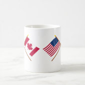 米国およびカナダによって交差させる旗 コーヒーマグカップ (中央)