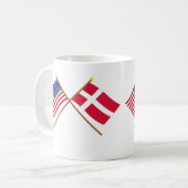 米国およびデンマークによって交差させる旗 コーヒーマグカップ (正面左)