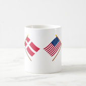 米国およびデンマークによって交差させる旗 コーヒーマグカップ (中央)
