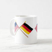 米国およびドイツによって交差させる旗 コーヒーマグカップ (正面左)