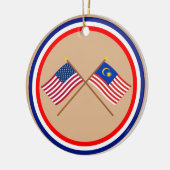 米国およびマレーシアによって交差させる旗 セラミックオーナメント (左)
