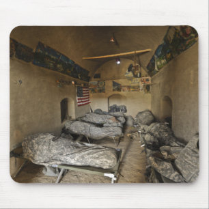 米国の兵士は断念された泥の家で眠ります マウスパッド