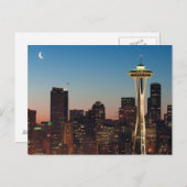 米国の国旗が月の間を飛んでいる ポストカード (正面/裏面)