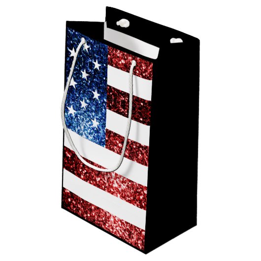 米国の国旗の赤い青いきらめきグリッターモノグラム スモールペーパーバッグ (裏面アングル)