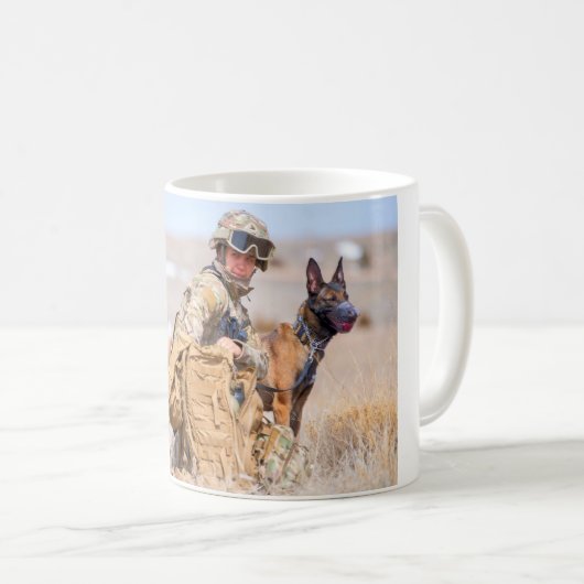 米国の戦闘女性 コーヒーマグカップ (正面右)