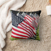 米国の旗が付いている歴史的な軍の墓地 クッション (ブランケット)