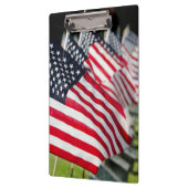 米国の旗が付いている歴史的な軍の墓地 クリップボード (左)