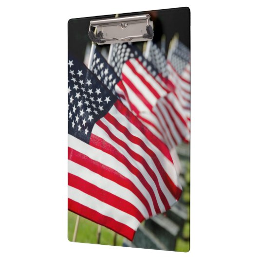 米国の旗が付いている歴史的な軍の墓地 クリップボード (左)