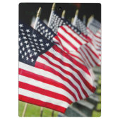 米国の旗が付いている歴史的な軍の墓地 クリップボード (裏面)