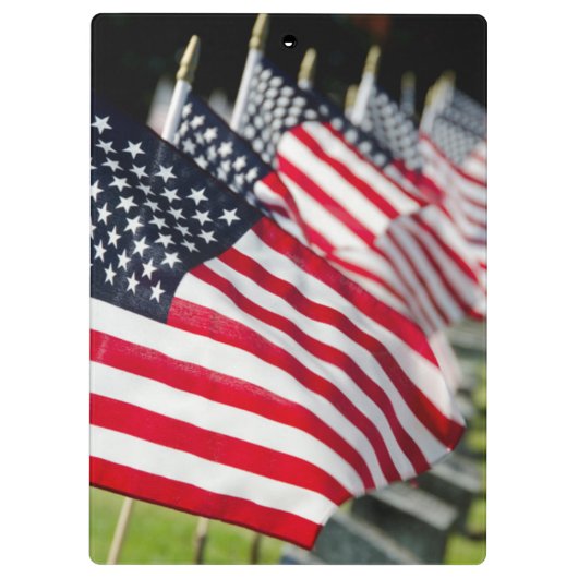 米国の旗が付いている歴史的な軍の墓地 クリップボード (裏面)