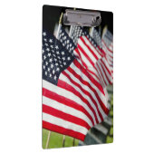 米国の旗が付いている歴史的な軍の墓地 クリップボード (右)