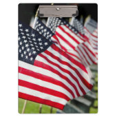 米国の旗が付いている歴史的な軍の墓地 クリップボード (正面)