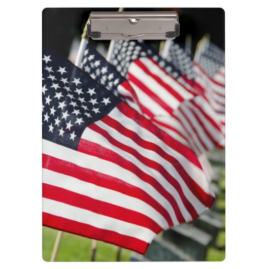 米国の旗が付いている歴史的な軍の墓地 クリップボード (正面)