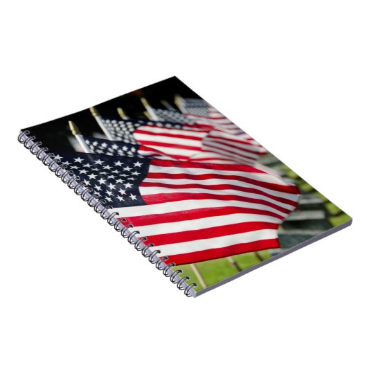米国の旗が付いている歴史的な軍の墓地 ノートブック (右側)