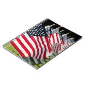 米国の旗が付いている歴史的な軍の墓地 ノートブック (左側)