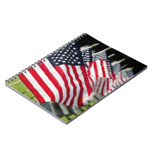 米国の旗が付いている歴史的な軍の墓地 ノートブック (左側)