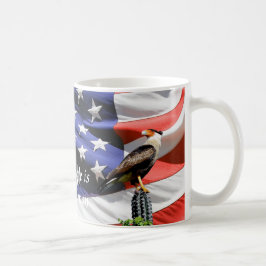 米国の旗の前のサボテンのワシ コーヒーマグカップ