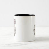 米国の旗の神小さい男の子の下の1つの国家 ツートーンマグカップ (中央)