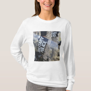 米国の海兵隊員および船員は暴動鎮圧用装備を着ます Tシャツ
