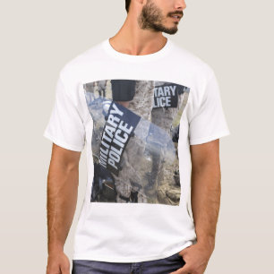 米国の海兵隊員および船員は暴動鎮圧用装備を着ます Tシャツ