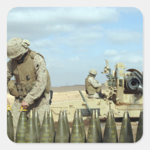 米国の海兵隊員は火であるために曲射砲の円形を準備します スクエアシール