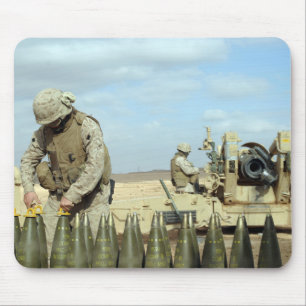 米国の海兵隊員は火であるために曲射砲の円形を準備します マウスパッド