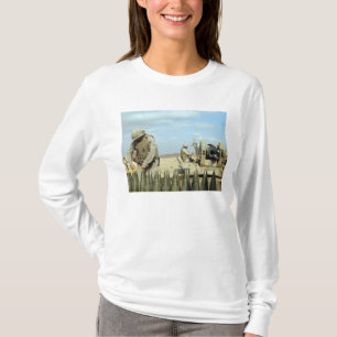 米国の海兵隊員は火であるために曲射砲の円形を準備します Tシャツ