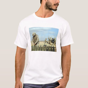 米国の海兵隊員は火であるために曲射砲の円形を準備します Tシャツ