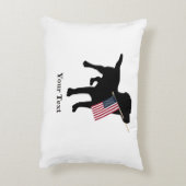 米国の米国旗、7月の第4を持つ黒い実験室犬 アクセントクッション (裏面(縦))