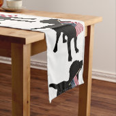 米国の米国旗、7月の第4を持つ黒い実験室犬 ショートテーブルランナー (インサイチュ)