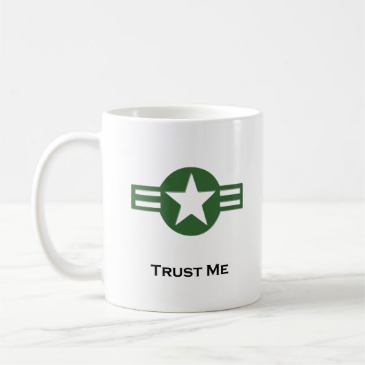 米国のTrust Me Green コーヒーマグカップ (左)