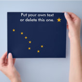 米国アラスカ州旗を持つフライヤー チラシ (手)