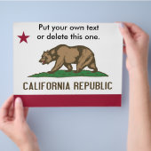 米国カリフォルニア州旗を持つフライヤー チラシ (手)