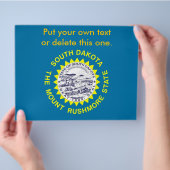 米国サウスダコタ州旗を持つフライヤー チラシ (手)